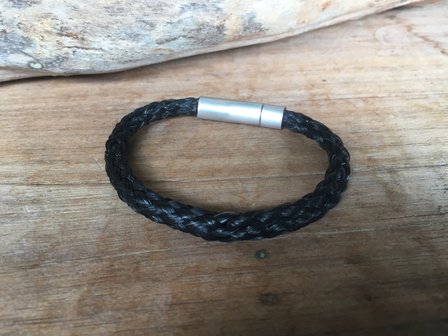 Rond gevlochten armband matte klik sluiting.