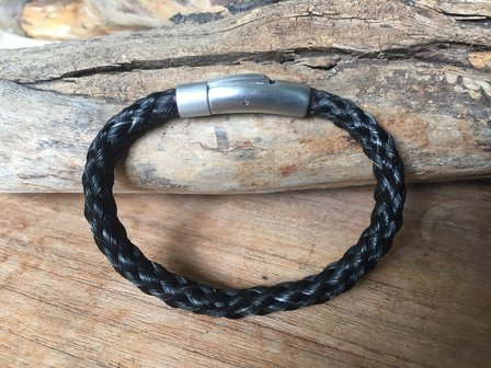 Rond gevlochten armband matte klik sluiting.