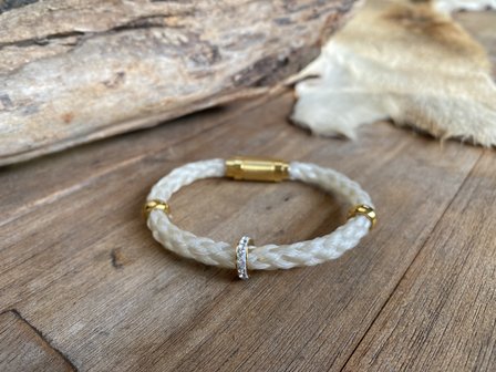 Rondgevlochten armband met goudkleurige sluiting.