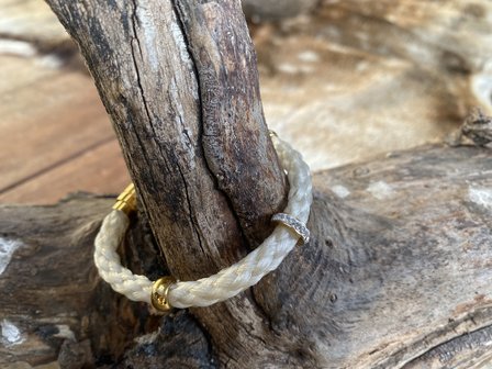 Rondgevlochten armband met goudkleurige sluiting.