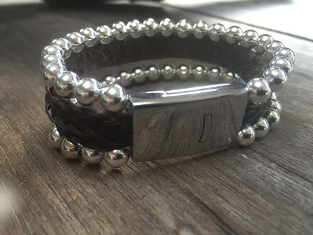 Stoere armband met leer en zilveren balletjes. 