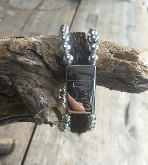 Stoere armband met leer en zilveren balletjes. 