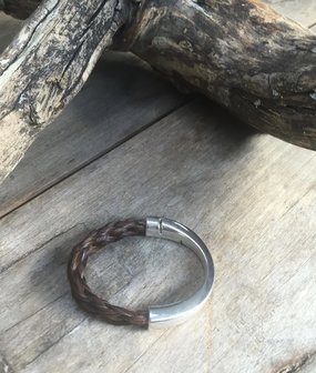 Slavenarmband van paardenhaar. Prijs &euro; 45,00