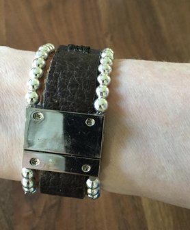 Armband met leer en kralen. Prijs 59,00