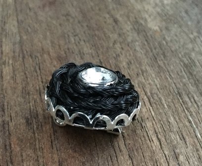 Broche speldje. Prijs 15,95 euro