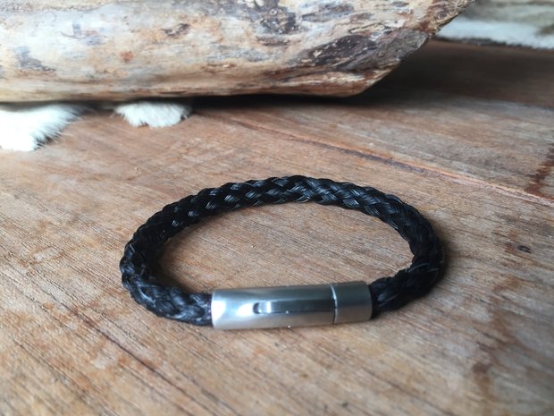 Rond gevlochten armband matte klik sluiting.