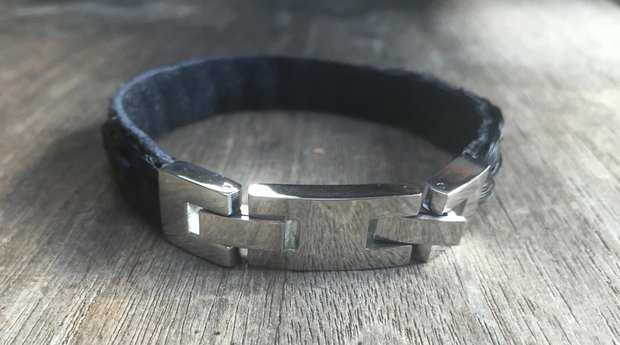 Armband gecombineerd met leer.