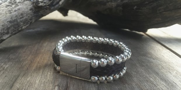 Stoere armband met leer en zilveren balletjes. 