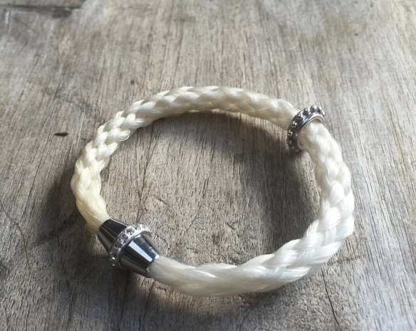 Paardenhaar armband fijn rondgevlochten. 