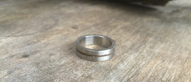 Ring  rvs met smal vlechtje. Prijs 25 euro