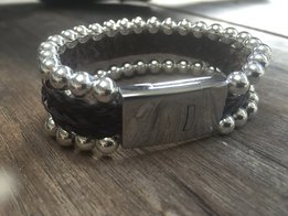 Stoere armband met leer en zilveren balletjes.