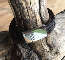 Armband vierkant gevlochten.